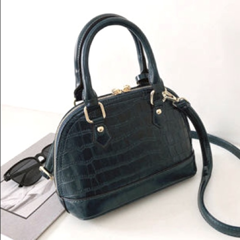 Navy blur handbag with shoulder strap included!
